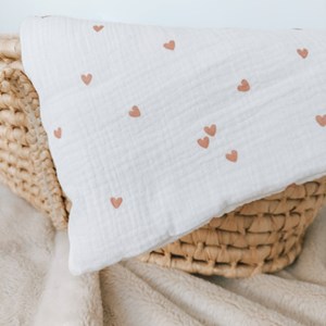 pościel do łóżeczka w kolorze bieli w różowe serduszka