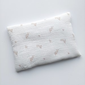 płaska muślinowa poduszka z wypełnieniem wszytym na stałe