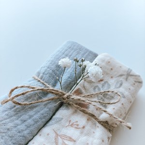 zestaw chusteczek muślinowych w kolorze błękitu i ecru w ptaszki i zajączki