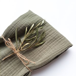 pieluszka muślinowa koloru zgaszonej zieleni