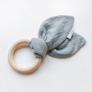 gryzak drewniany z muślinowymi uszami