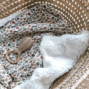 kocyk muślinowy z barankiem w kolorze beżu w  karmelowe i szare kwiatki oraz ecru