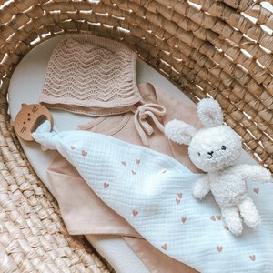 pieluszka muślinowa w kolorze bieli w serduszka