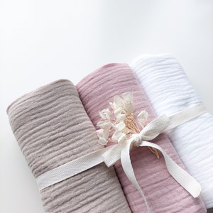 zestaw pieluszek w kolorze różu, bieli i beżu