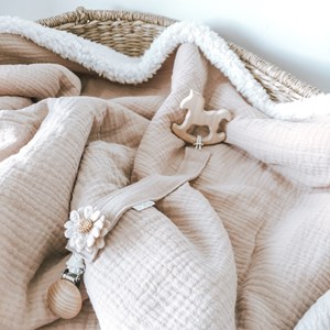 kocyk muślinowy z barankiem w kolorze pudrowego różu oraz ecru