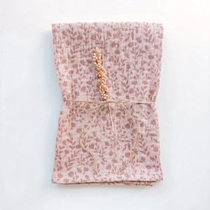 pieluszka muślinowa w kolorze różu w kwiatuszki oraz gałązki