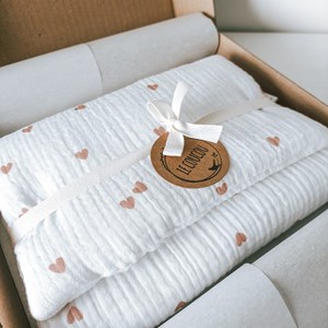 pościel dla lalek w kolorze bieli w serduszka