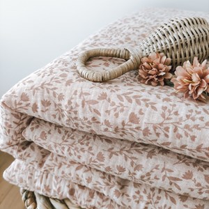 pościel do łóżeczka w kolorze różu w gałązki