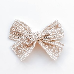 koronkowa spinka kokardka w kolorze ciemnego beżu