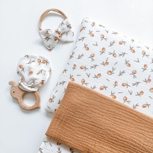 gryzak drewniany pszczółka koloru kremowej bieli w cytrynki