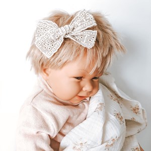 koronkowa spinka kokardka w kolorze ciemnego beżu