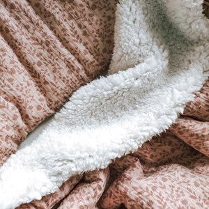 kocyk muślinowy z barankiem w kolorze wrzosowego różu w gałązki oraz ecru