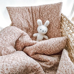 pościel do łóżeczka w kolorze różu w gałązki