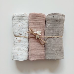 pieluszka muślinowa w kolorze bieli w kwiaty