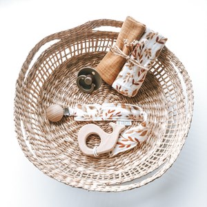 zestaw chusteczek muślinowych w kolorze musztardowym i bieli w brązowe listki