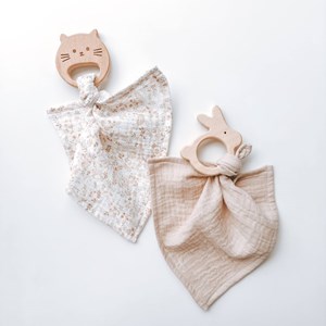 zestaw chusteczek muślinowych w kolorze beżu i bieli w roślinki