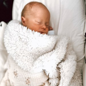 kocyk muślinowy z barankiem w kolorze beżu w różyczki