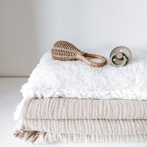 płaska barankowa poduszka z wypełnieniem wszytym na stałe