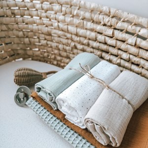 pieluszka muślinowa w kolorze bieli w kolorowe kropeczki