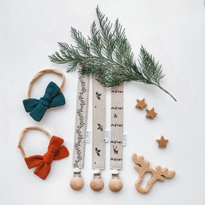 opaska z czerwoną kokardką