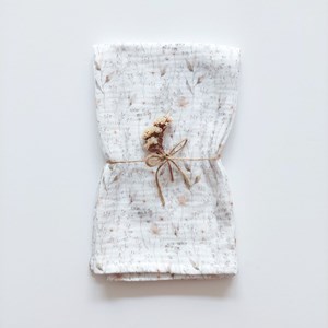 pieluszka muślinowa w kolorze bieli w kwiaty