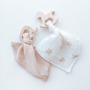 zestaw chusteczek muślinowych w kolorze pudrowego różu i beżu w różyczki