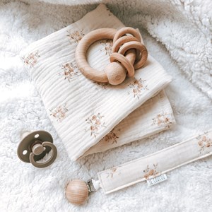 zawieszka do smoczka różyczki