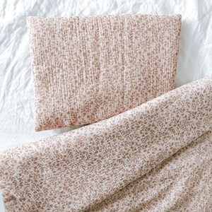 pościel do łóżeczka w kolorze różu w gałązki