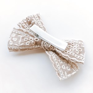 koronkowa spinka kokardka w kolorze ciemnego beżu