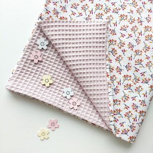 kocyk dwustronny w gałązki oraz wafelek w kolorze pudrowego różu