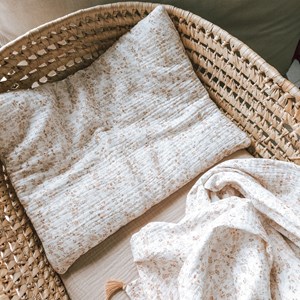 otulacz z bawełny muślinowej w kolorze bieli w kwiatuszki z czterema mini chwostami w kolorze beżu