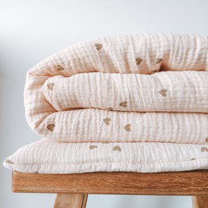 Muślinowa pościel do łóżeczka - serduszka brąz