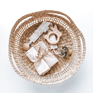 zestaw chusteczek muślinowych w kolorze beżu i bieli w roślinki