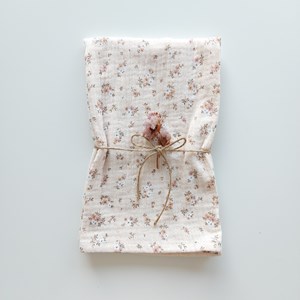 pieluszka muślinowa w kolorze jasnego beżu w kwiatuszki