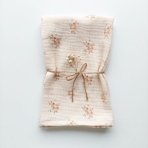 pieluszka muślinowa w kolorze jasnego beżu w różyczki