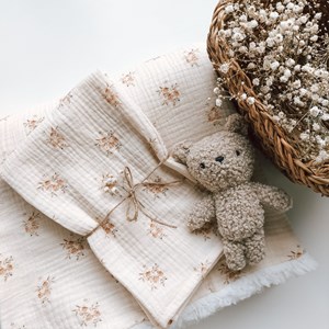 pieluszka muślinowa w kolorze jasnego beżu w różyczki