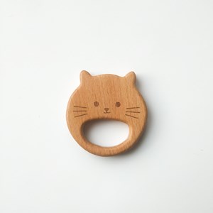 gryzak drewniany w kształcie kotka