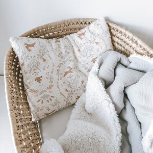 kocyk muślinowy z barankiem w kolorze zgaszonego błękitu oraz ecru