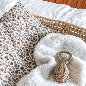 kocyk muślinowy z barankiem w kolorze beżu w  karmelowe i szare kwiatki oraz ecru