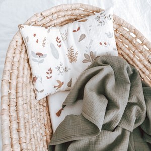 otulacz muślinowy w kolorze zgaszonej zieleni