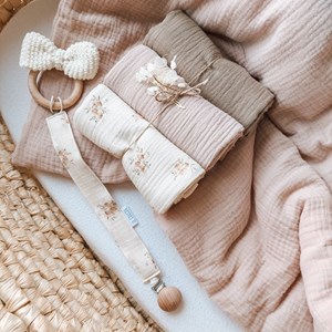 pieluszka muślinowa w kolorze jasnego beżu w różyczki