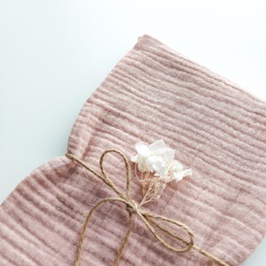 pieluszka muślinowa w kolorze pudrowy róż