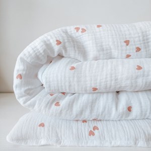 pościel do łóżeczka w kolorze bieli w różowe serduszka