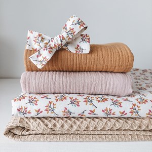 kocyk dwustronny w gałązki oraz wafelek w kolorze pudrowego różu