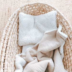 kocyk muślinowy z barankiem w kolorze beżu oraz ecru