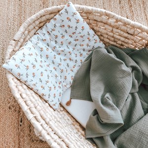 otulacz muślinowy w kolorze zgaszonej zieleni