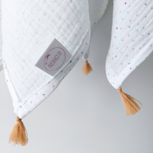 otulacz z bawełny muślinowej w kolorze bieli w kropeczki z czterema mini chwostami w kolorze beżu