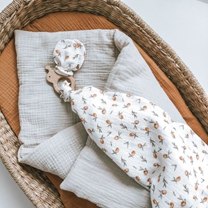 gryzak drewniany pszczółka koloru kremowej bieli w cytrynki