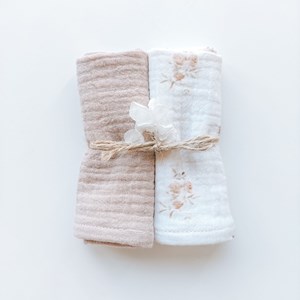 zestaw chusteczek muślinowych w kolorze pudrowego różu i beżu w różyczki