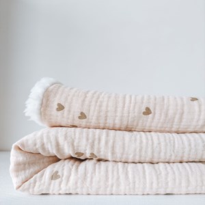 kocyk muślinowy z barankiem w kolorze brzoskwiniowego różu oraz ecru